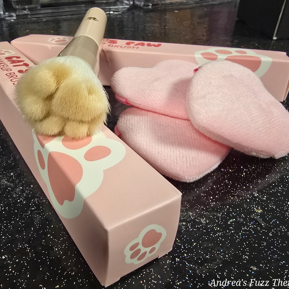 Pawprint Makeup Brush W/ Heart Powder Poofs